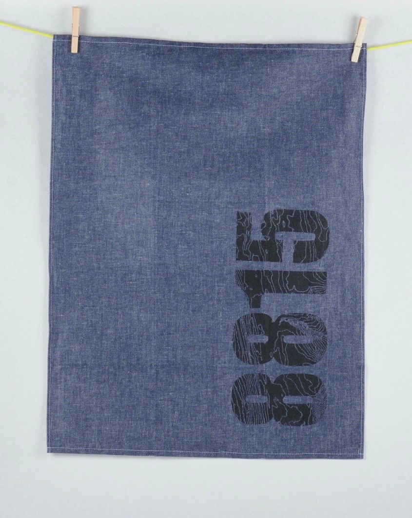 Geschirrtuch 8815 dunkelblau mit schwarzem Druck