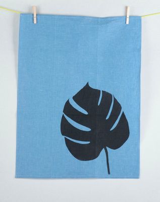Geschirrtuch Monstera blau mit schwarzem Druck