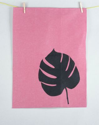 Geschirrtuch Monstera pink mit schwarzem Druck