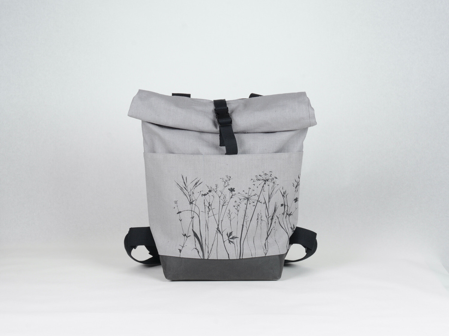 Rucksack Wiese grau Druck schwarz
