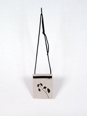 Handytasche Ginkgo grau mit schwarzem Druck