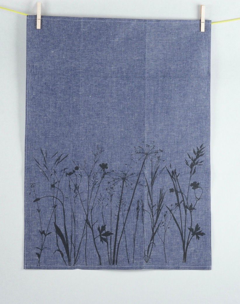 Geschirrtuch Wiese dunkelblau mit schwarzem Druck