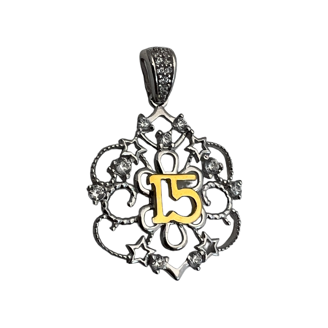 DIJE MIS 15 FANCY CON CHAPA EN ORO Y RODIO. MIDE 3CM PLATA 925 LEY