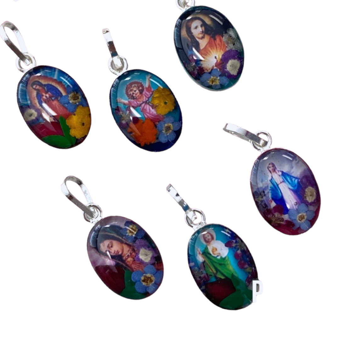 Paquete de 6 Dijes religiosos y Naturaleza Muerta. 1.3 cm. de largo. PLATA .925