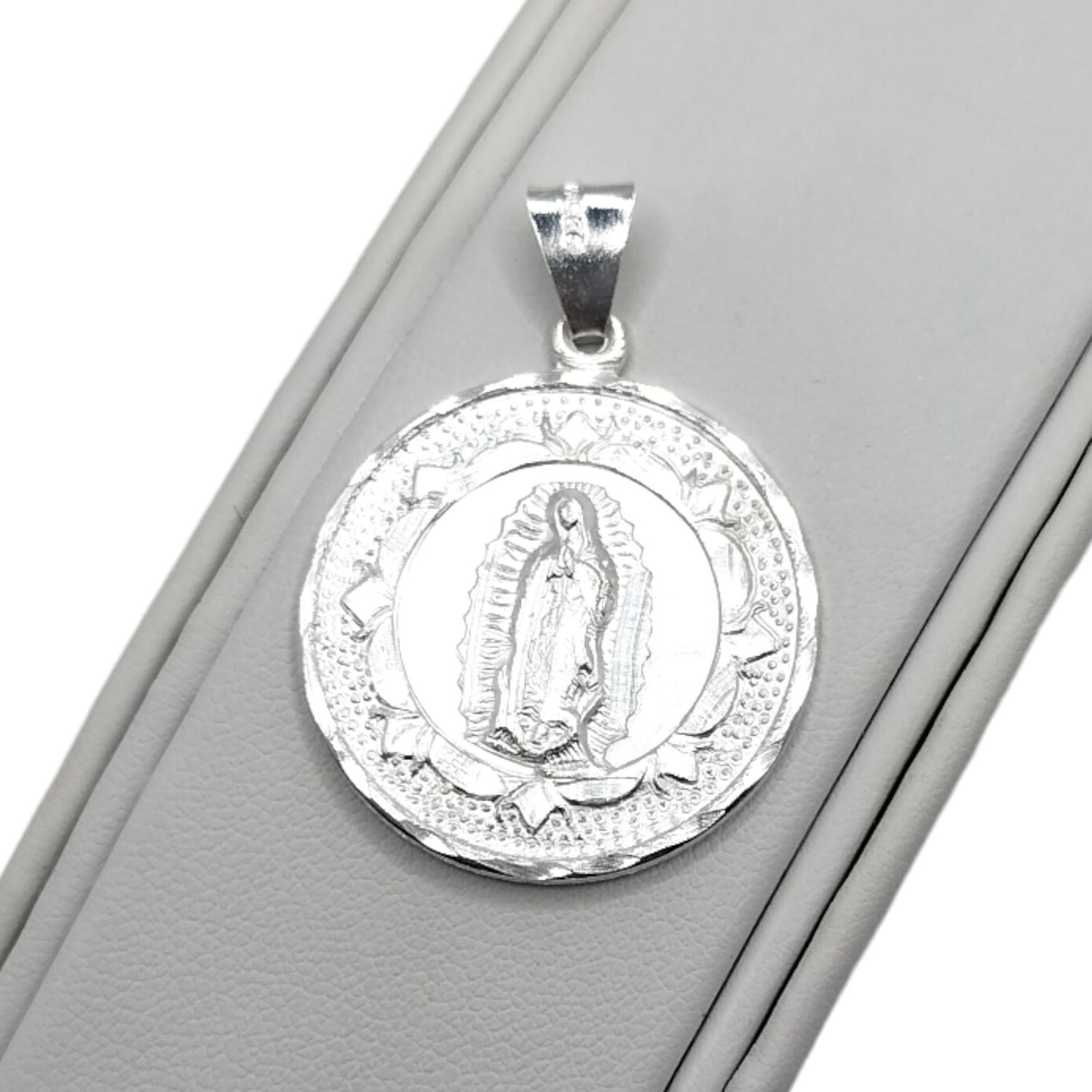 Medalla mate Virgen de Gudalupe de 2.8cm. de largo. PLATA .925