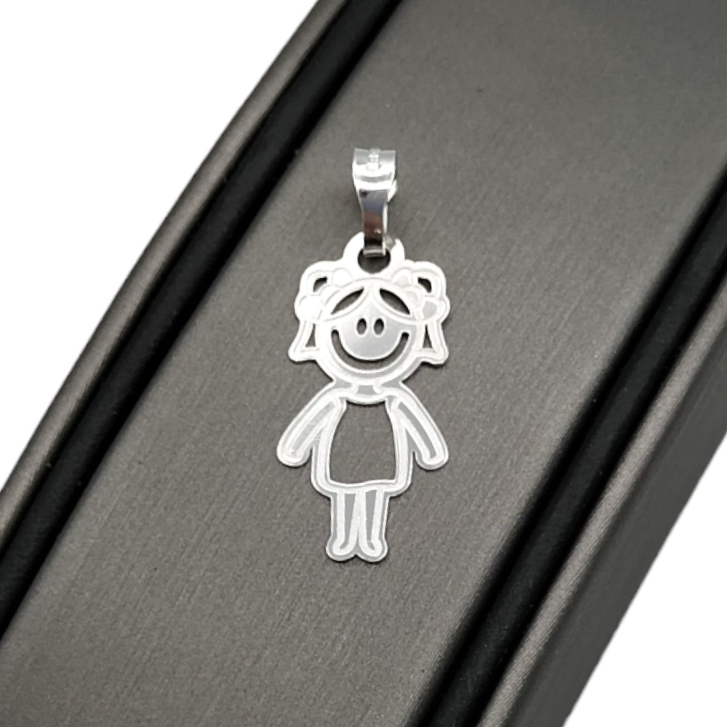 Dije laser  1 Niña. 2.5 cm. de largo. PLATA .925