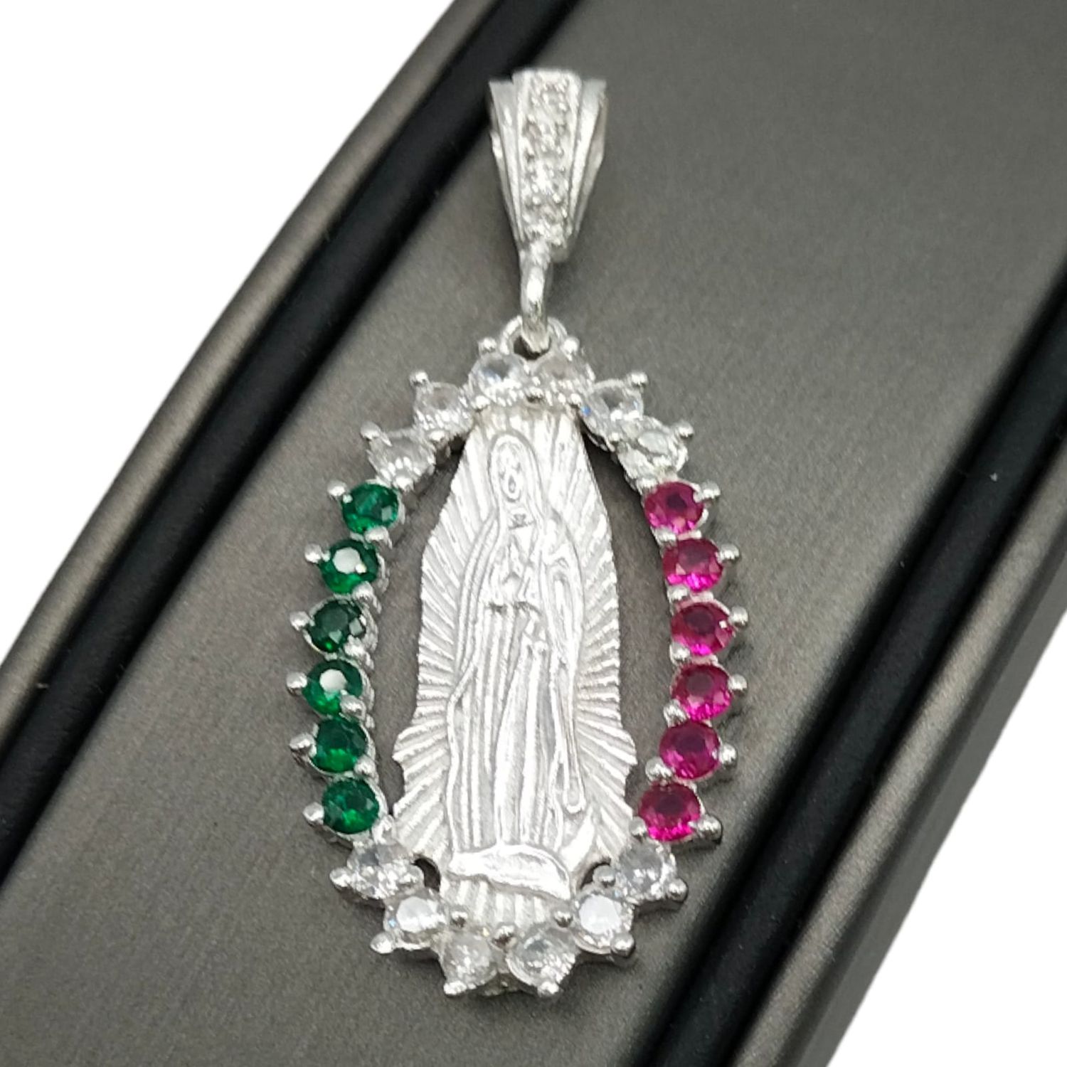 DIJE VIRGEN DE GPE BANDERA 4.5 CM PLATA .925