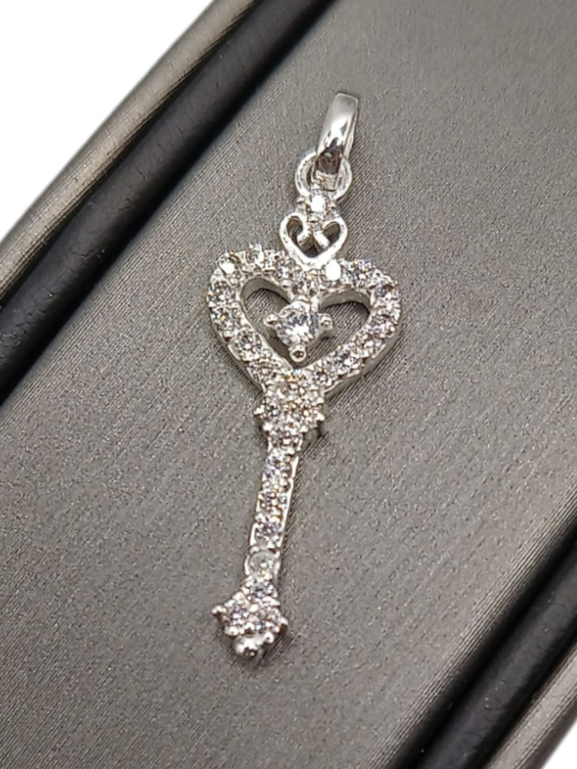 Dije llave con micropave de 2.5cm. de largo. PLATA .925