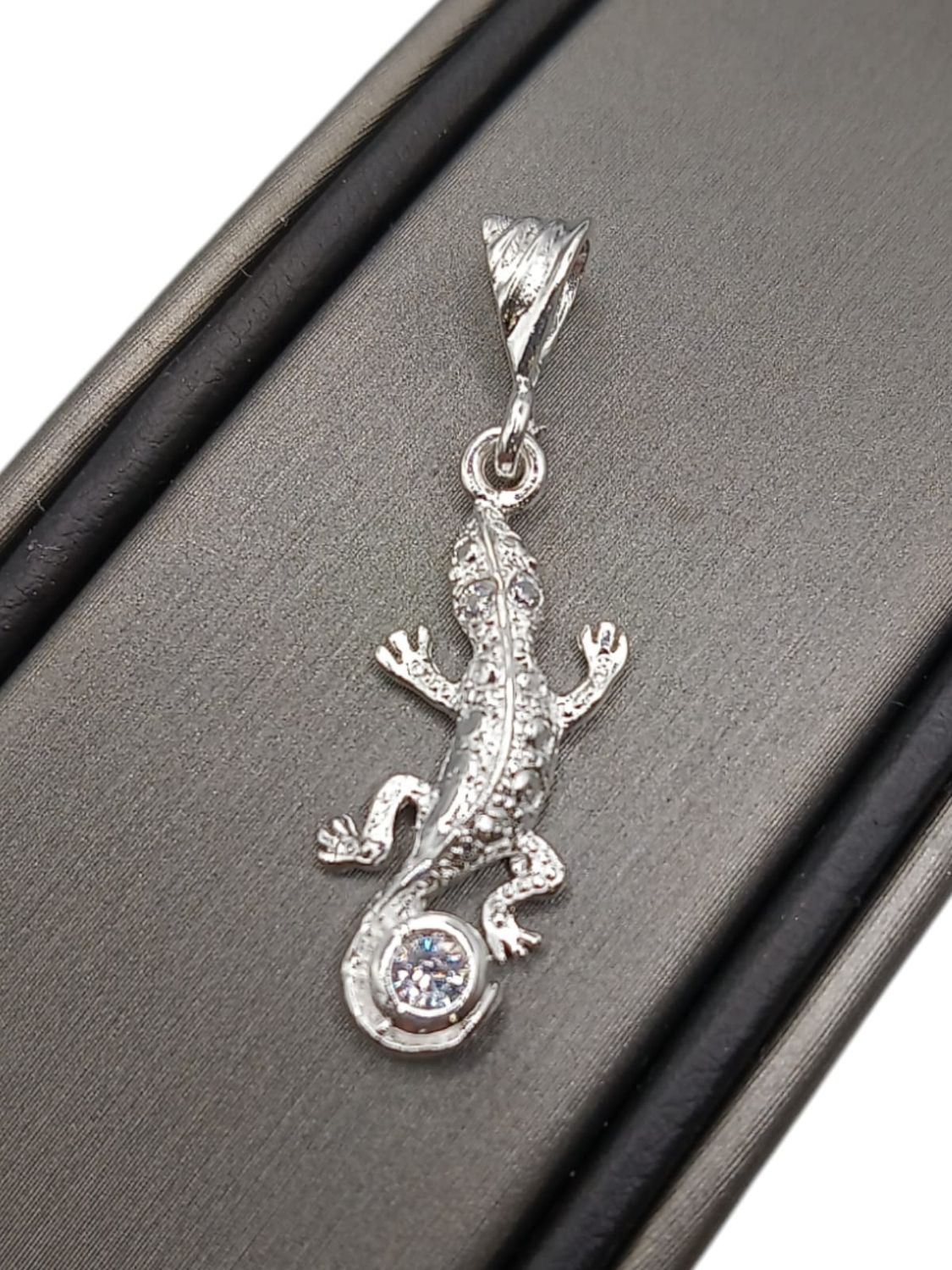 Dije salamandra diamantado con circonias. 2.5 cm. de largo. PLATA .925