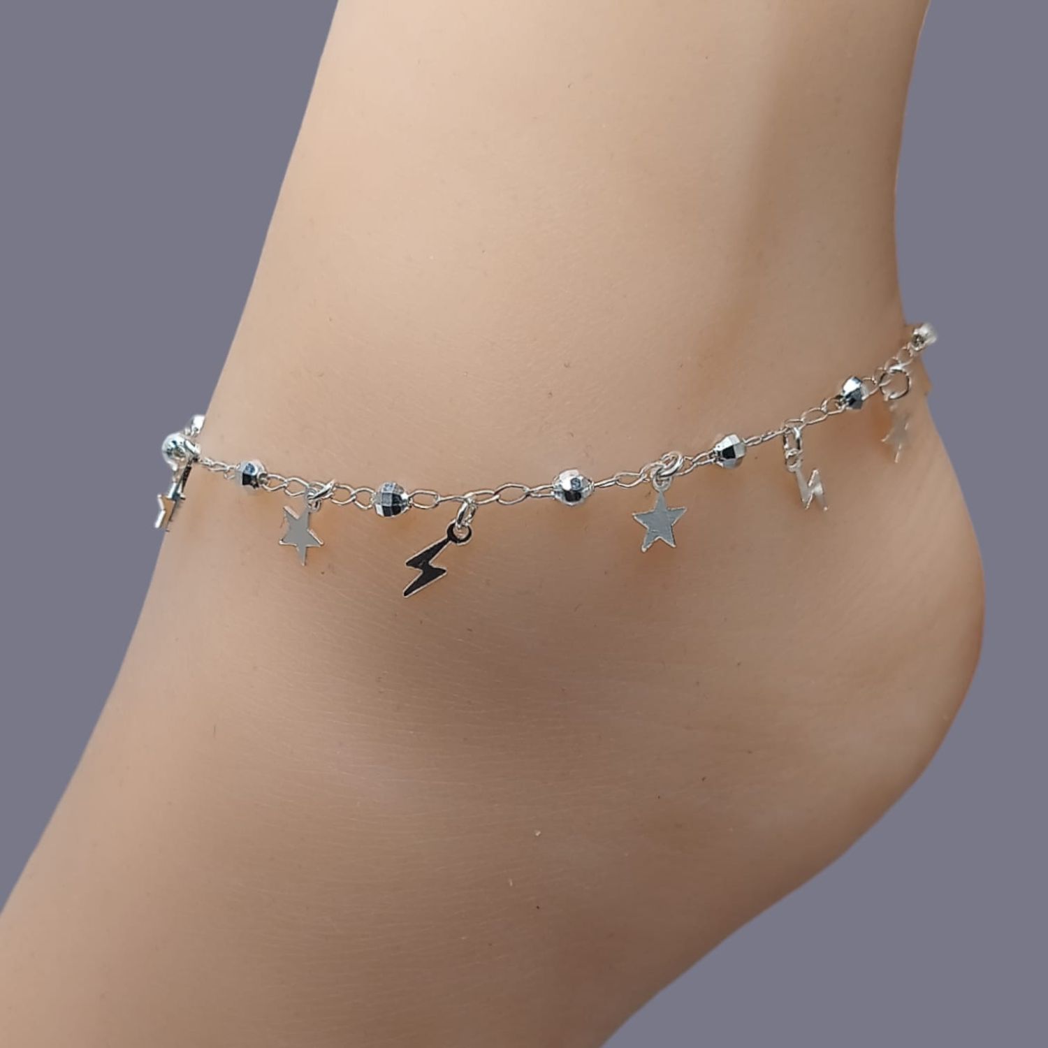 Tobillera bola facetada, rayos y estrellas. 9.5&quot; de largo. PLATA .925