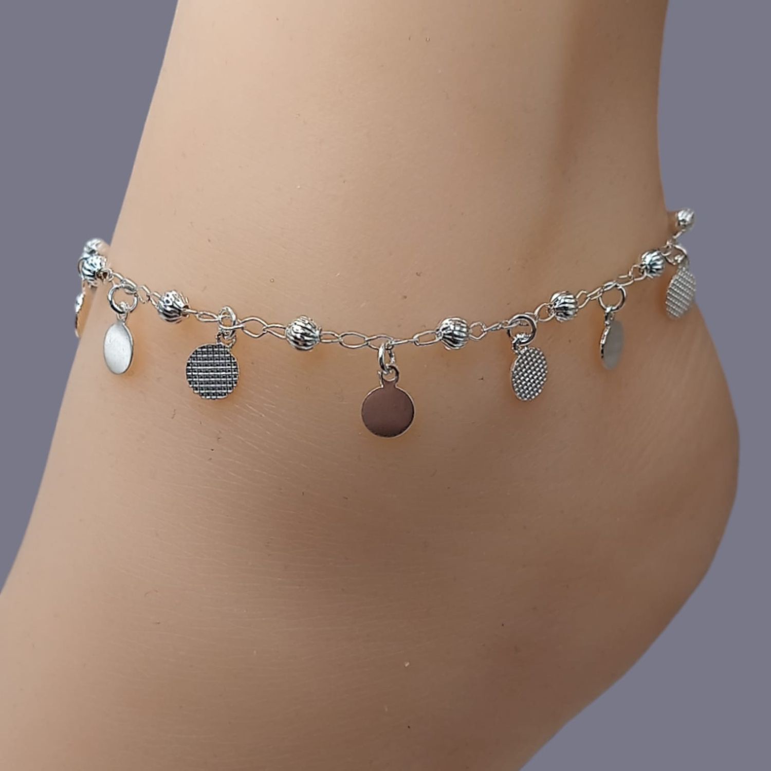 Tobillera o Pulsera bola sonrisa y circulo. 9&quot; de largo.