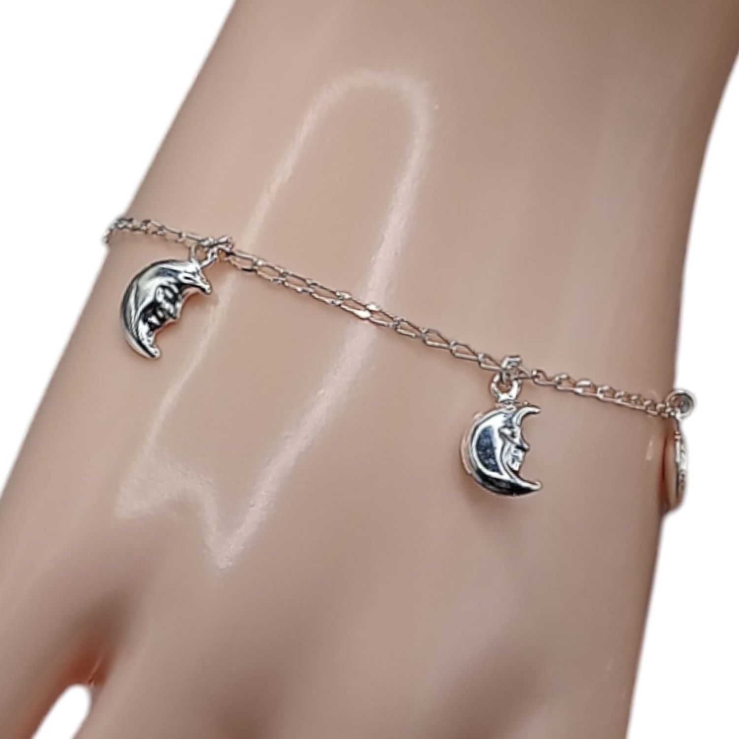 Pulsera con dijes de Luna colgante. 7&quot; de largo. PLATA .925