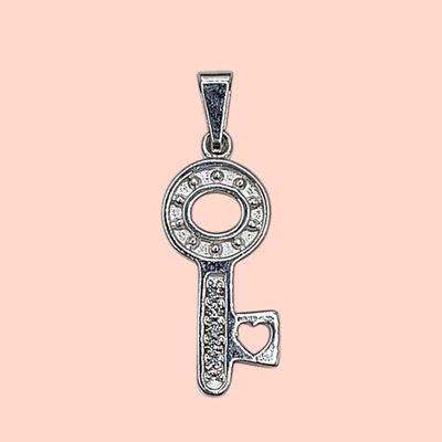 Dije Llave con micropave. 2.5 cm. de largo. PLATA .925