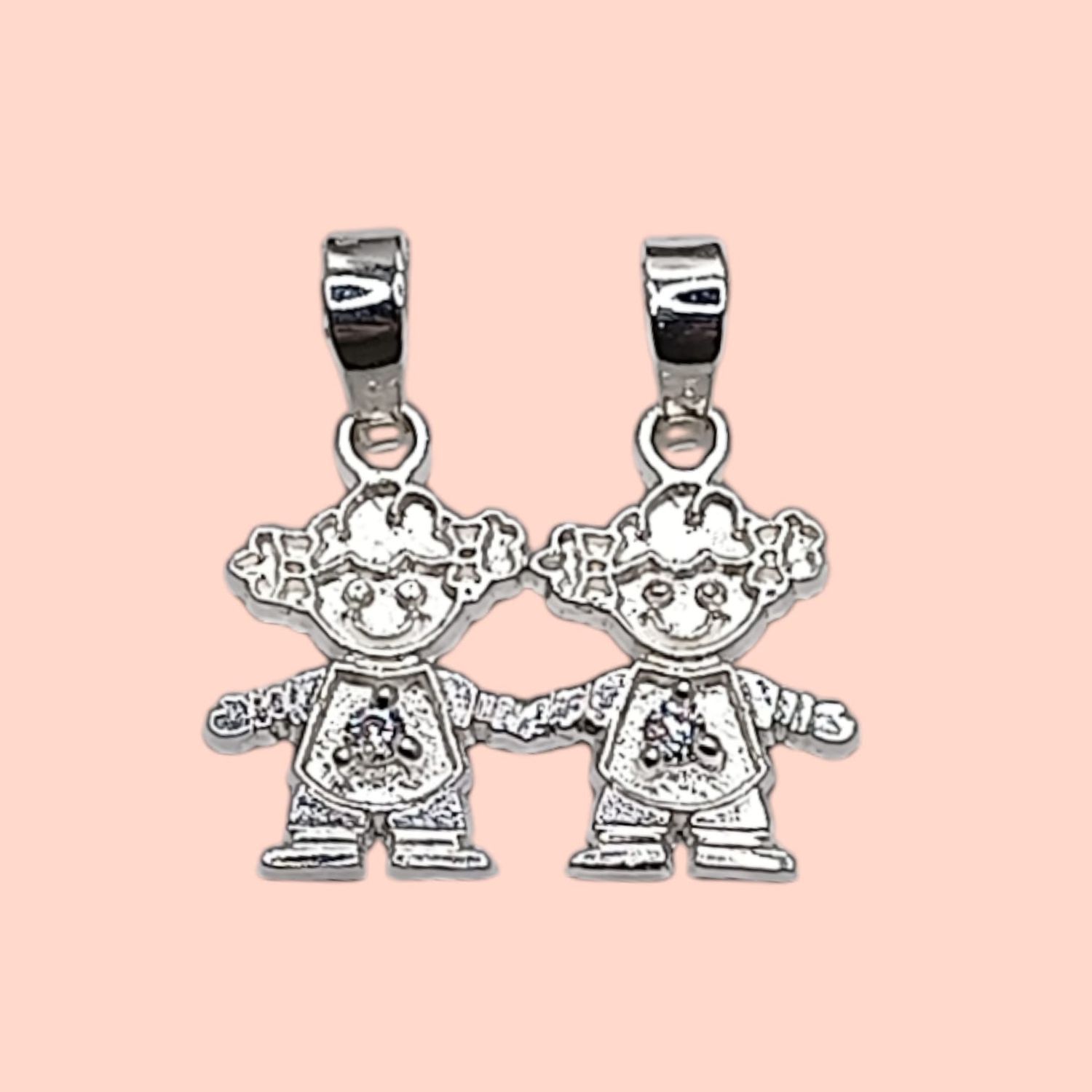 Dije 2 niñas piedra Blanca. 1.8 X 2.5 cm. PLATA .925