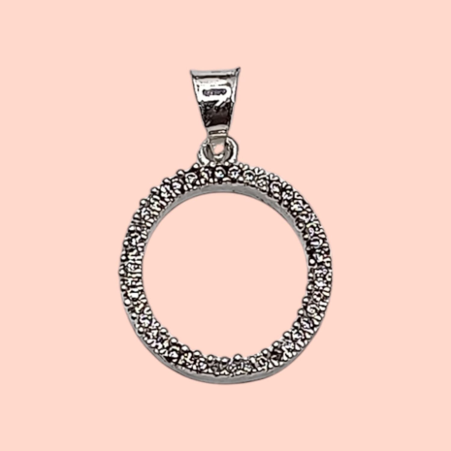 Dije letra O con circonias. 2 cm. de largo. PLATA .925