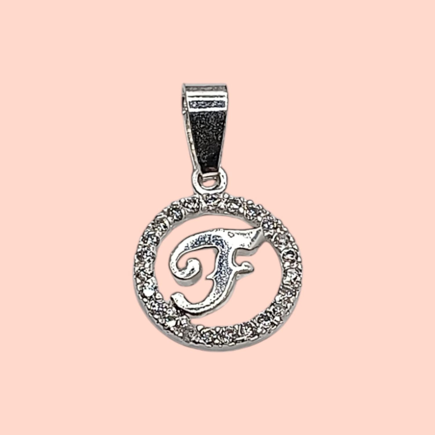 Dije letra F con circonias. 1.5 cm. de diametro. PLATA .925