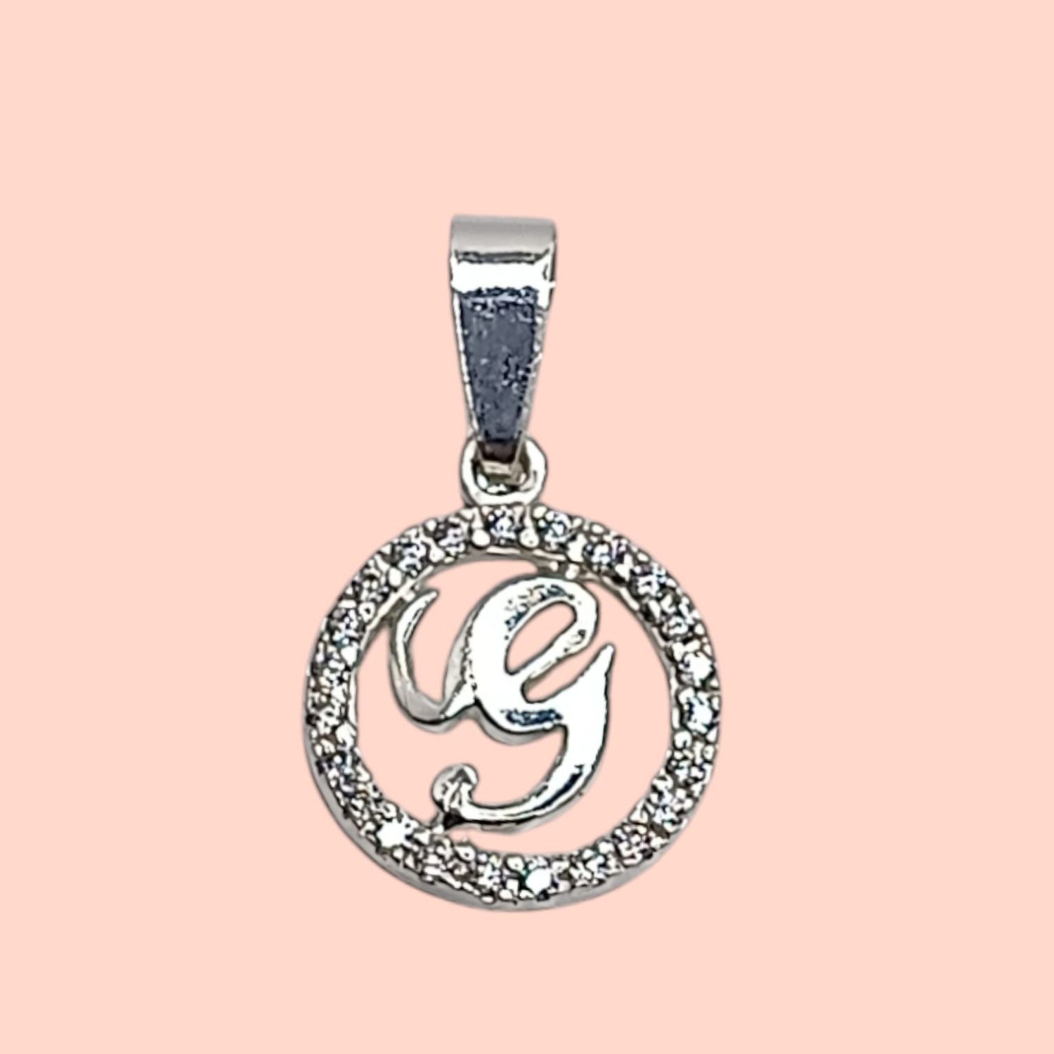 Dije letra G con circonias. 1.5 cm. de diametro. PLATA .925