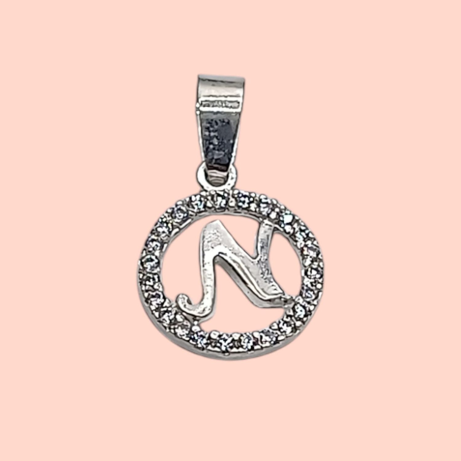 Dije letra N con circonias. 1.5 cm. de diametro. PLATA .925