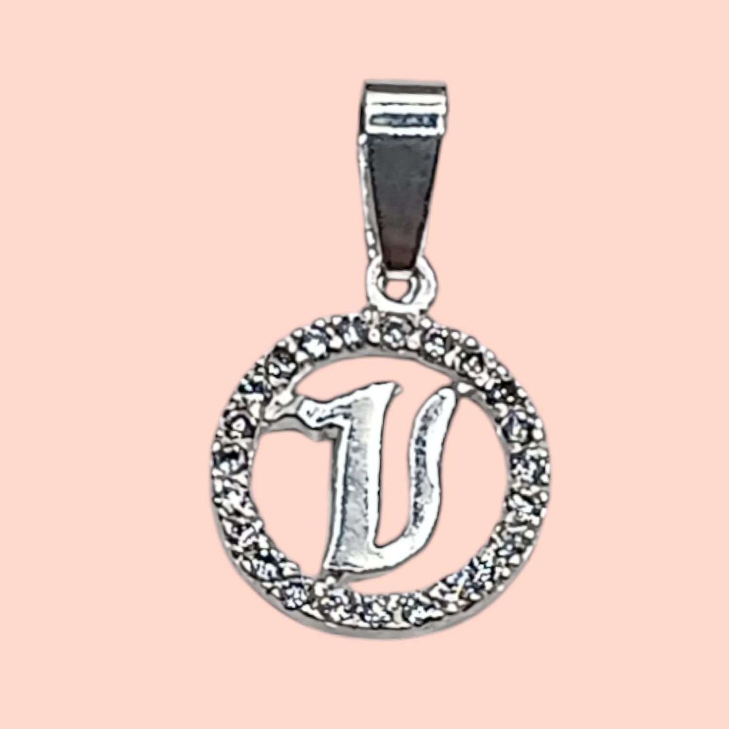 Dije letra V con circonias. 1.5 cm. de diametro. PLATA .925