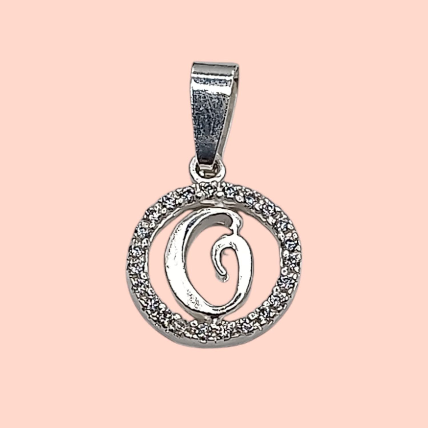 Dije letra O con circonias. 1.5 cm. de diametro. PLATA .925