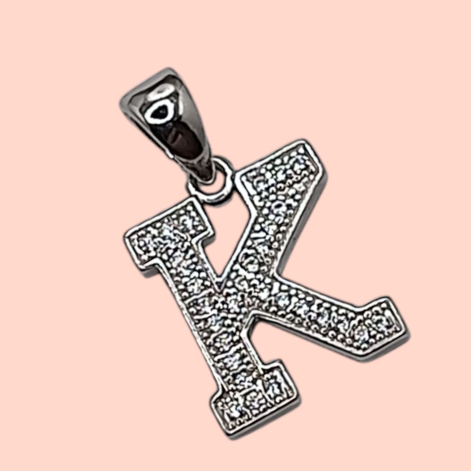 DIJE LETRA K  1.5 CM PLATA  RODISADA CON MICROPAVE PLATA .925