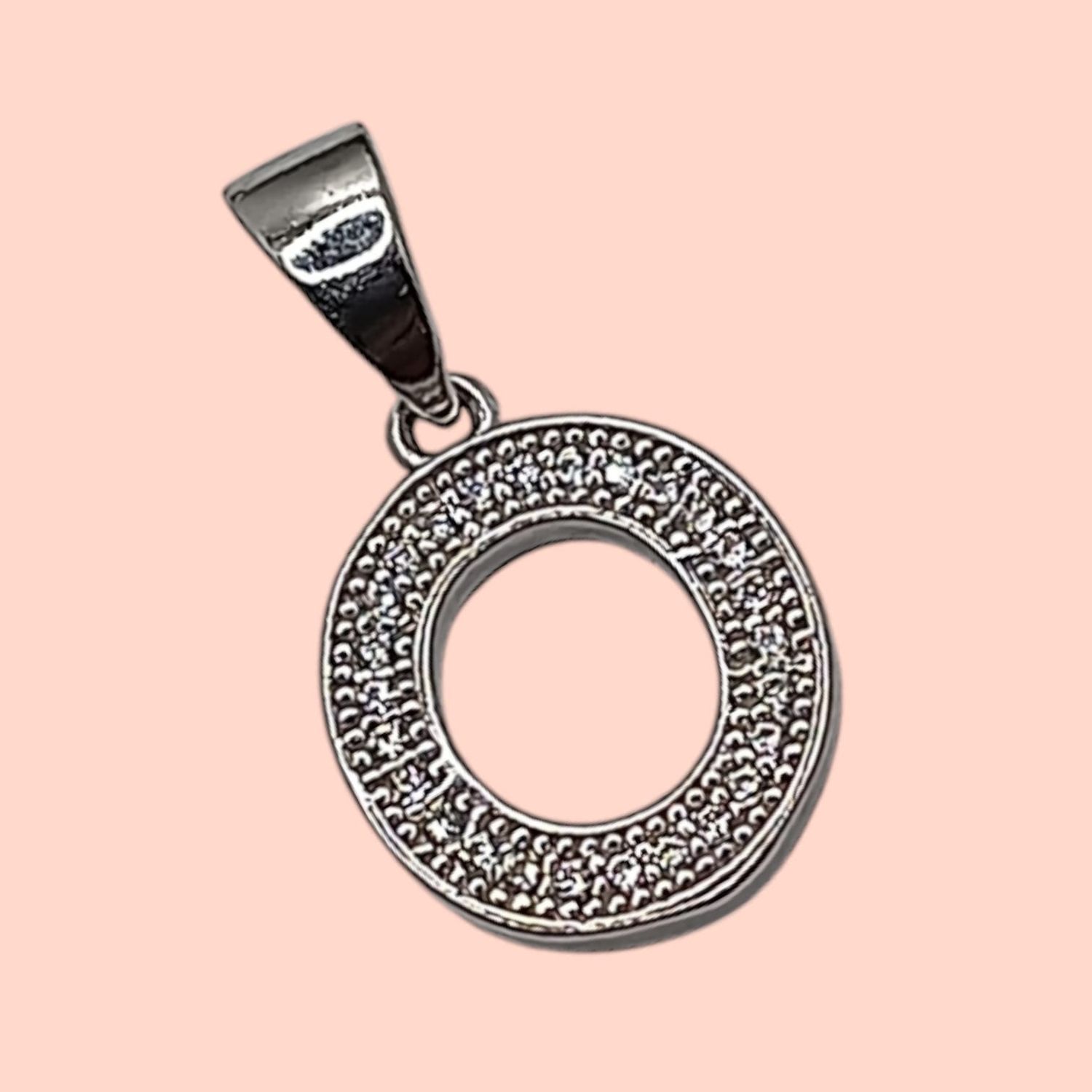Dije rodisado Letra con micropave. 1.5cm. de largo. PLATA .925