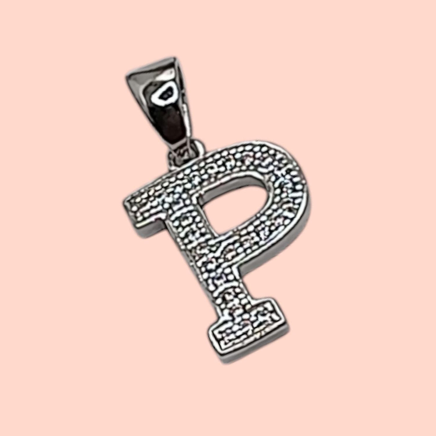 Dije rodisado Letra con micropave. 1.5cm. de largo. PLATA .925
