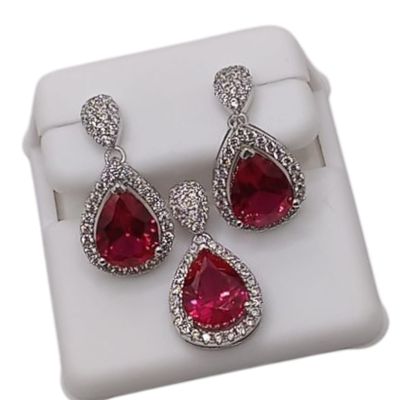 JUEGO DE ARETE BROCHE MARIPOSA  Y DIJE GOTA CZ ROJA, PLATA .925