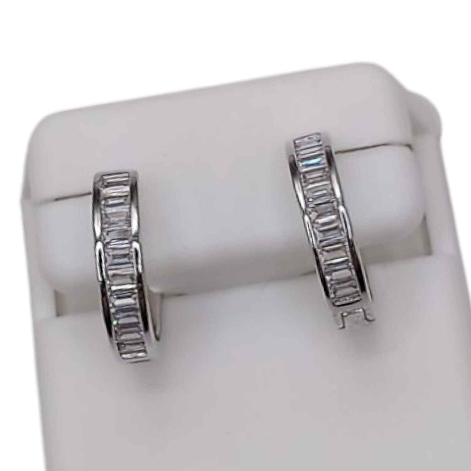 HUGGUI CON CZ BAGUETT, 1.5 CM PLATA .925