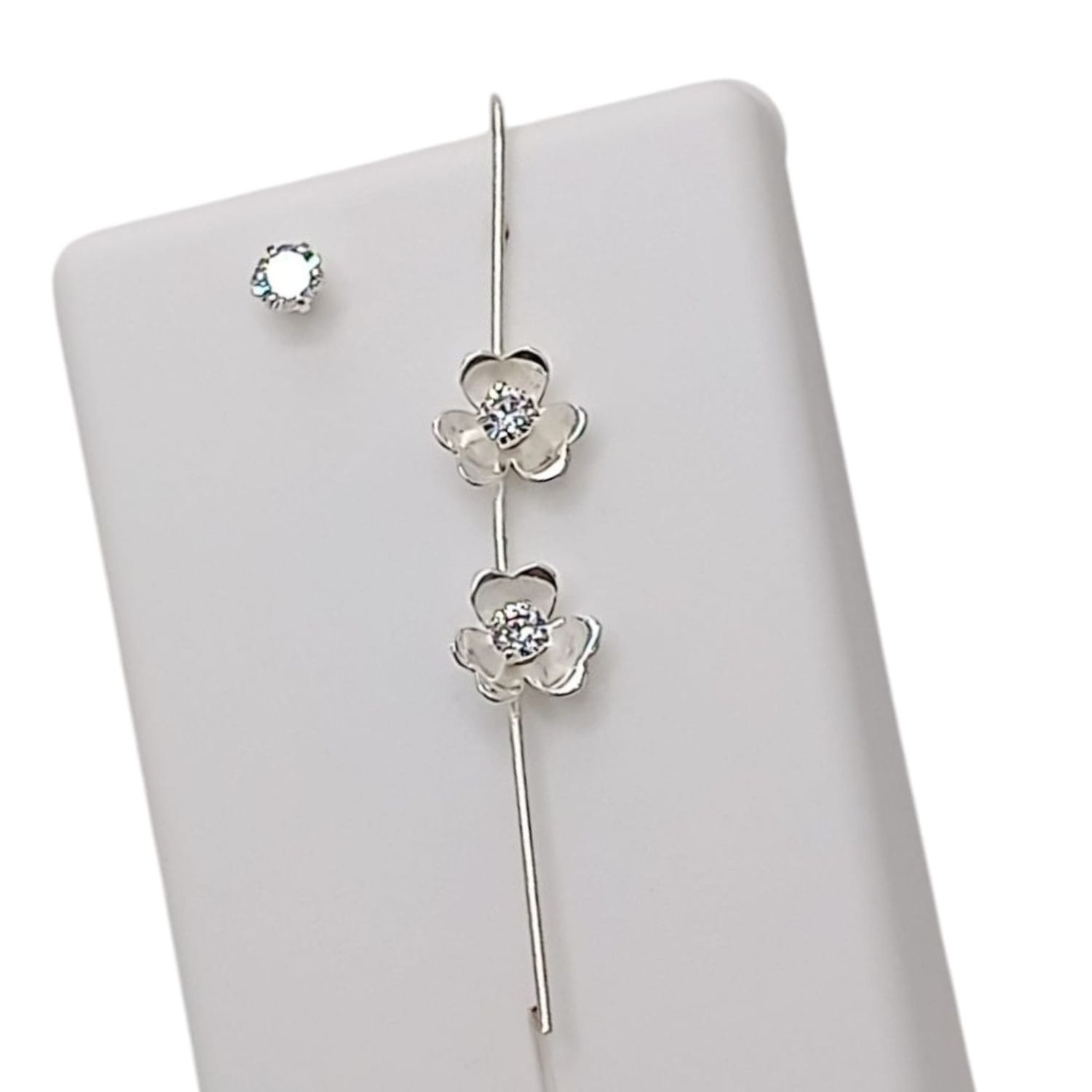 Arete Transversal y broquel con circonias biselado, 7cm. de largo. PLATA .925