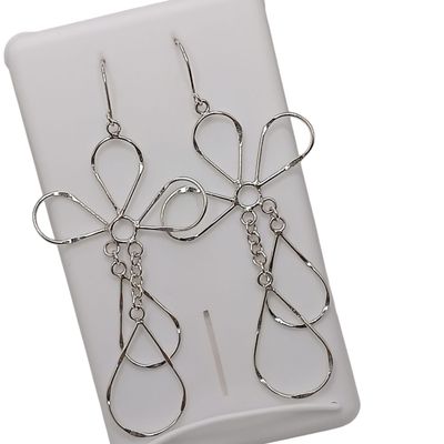 ARETE LARGO FLOR 6.5 CM LARGO  PLATA .925