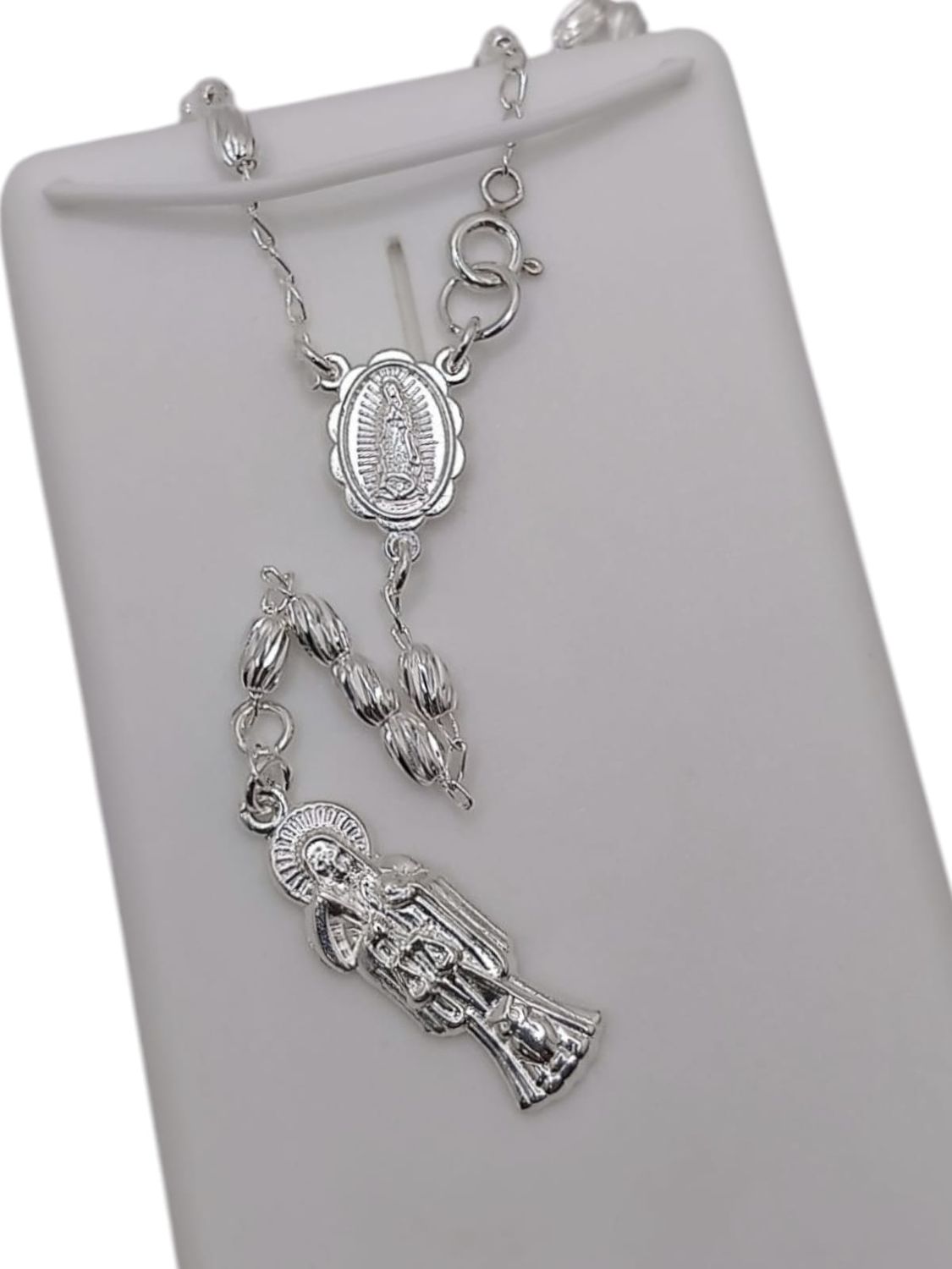 Rosario Santa Muerte con bola de arroz facetada. 24&quot;de largo en cuello. PLATA .925
