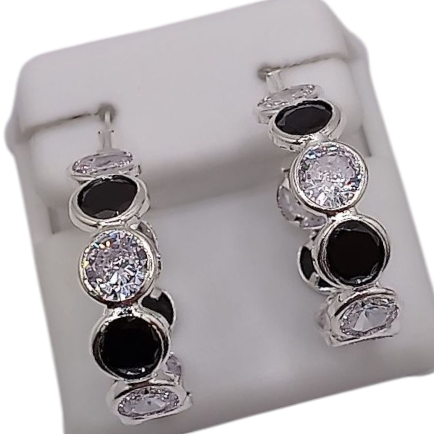 ARRACADA SEMAFORO 2.5 CM CZ BLANCA Y NEGRA, PLATA .925