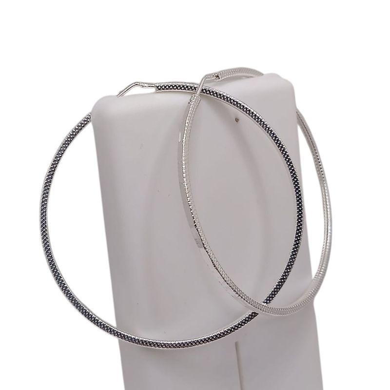 ARRACADA FACETADA DECORADA 6.5 CM,  2 MM ANCHO, PLATA .925