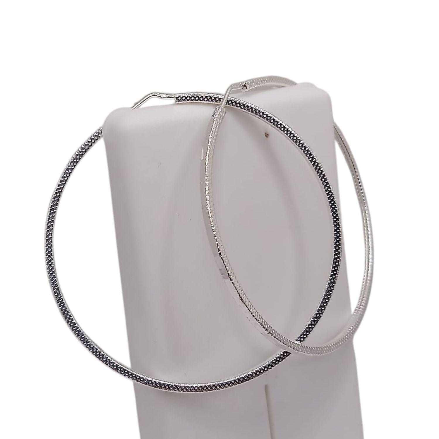 ARRACADA FACETADA DECORADA 5 CM, 2 MM ANCHO PLATA .925