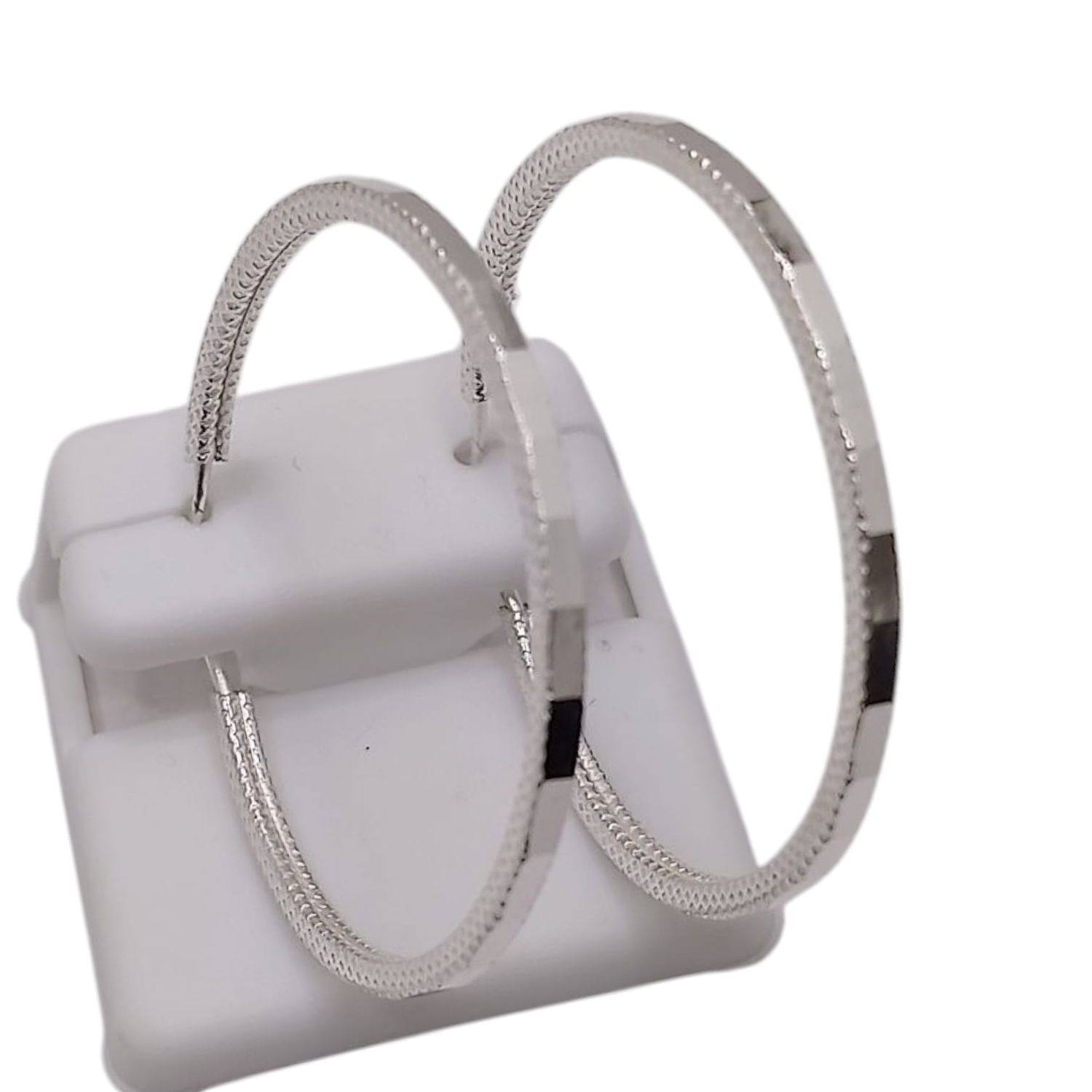 ARRACADA DIAMANTADA Y GRABADA 4 CM PLATA .925