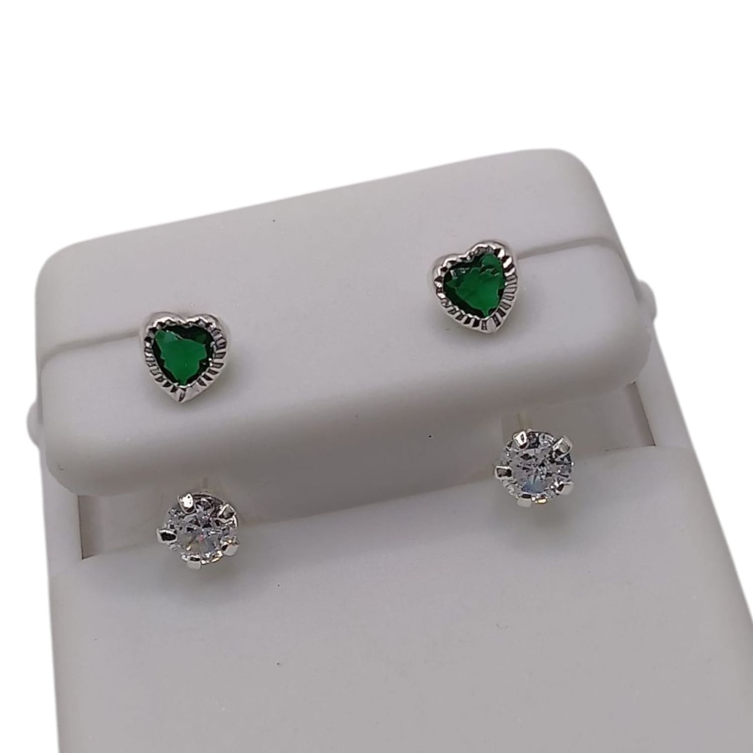 BROQUEL CURVO CORAZON BISEL CZ VERDE Y BCA, PLATA .925