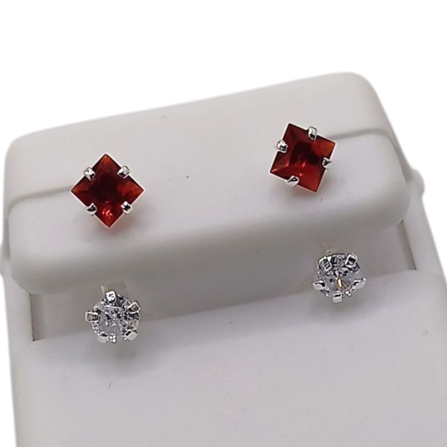 BROQUEL CURVO ROMBO CZ ROJA Y BCA, PLATA .925