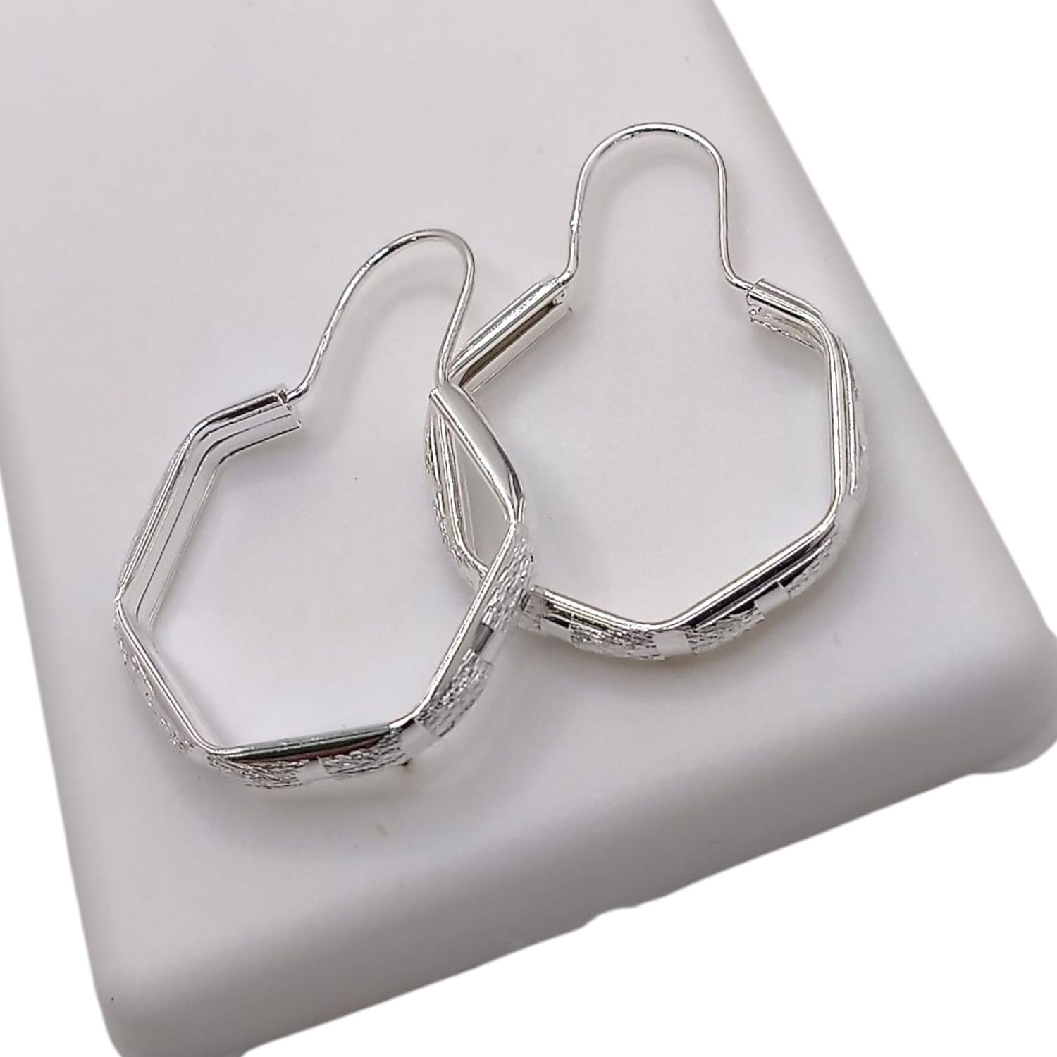 ARRACADA GRABADA HEXAGONAL 3 Y 4 CM, DIFERENTES MEDIDAS, PLATA .925