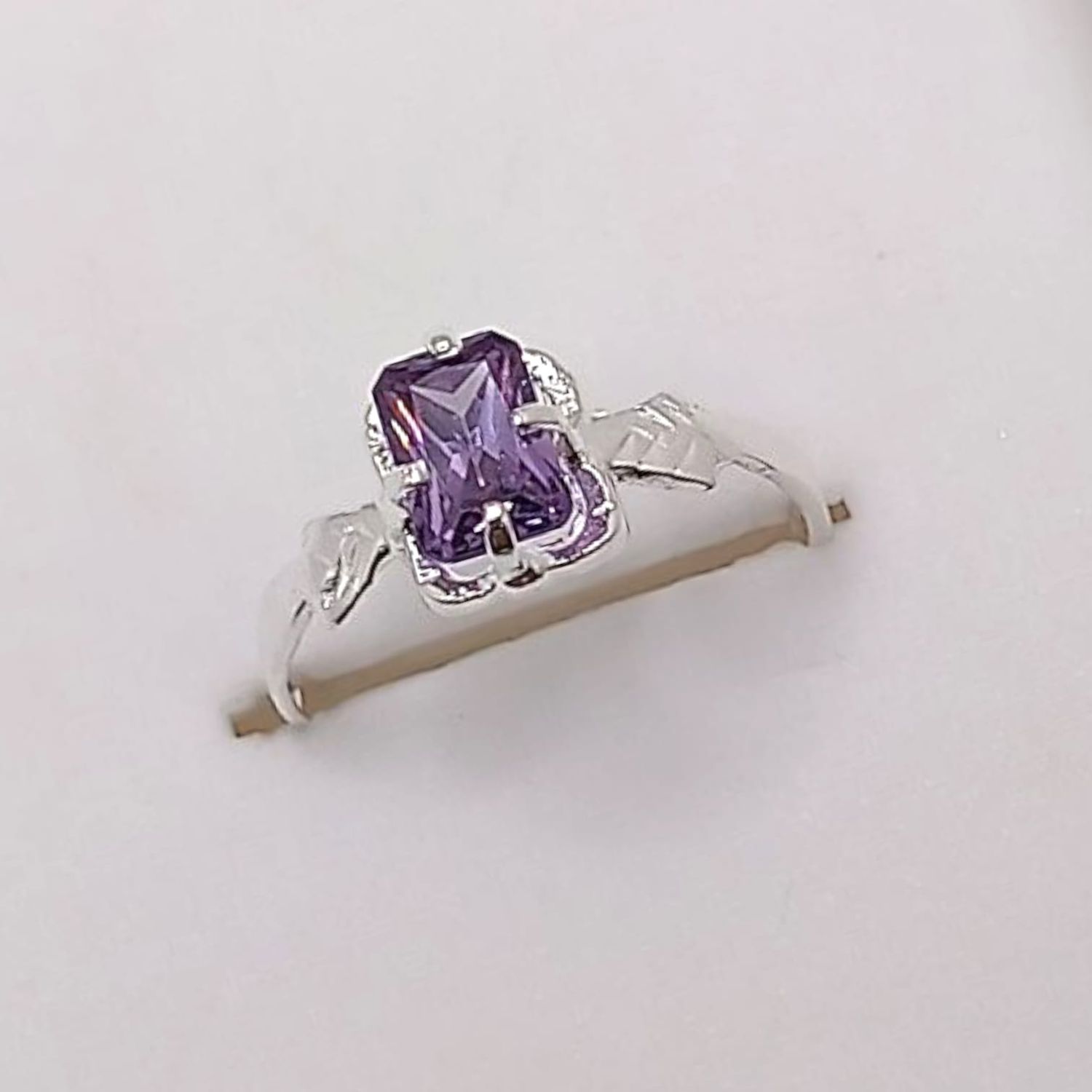 ANILLO NIÑA CZ RECTANGULO  LILA, PLATA .925