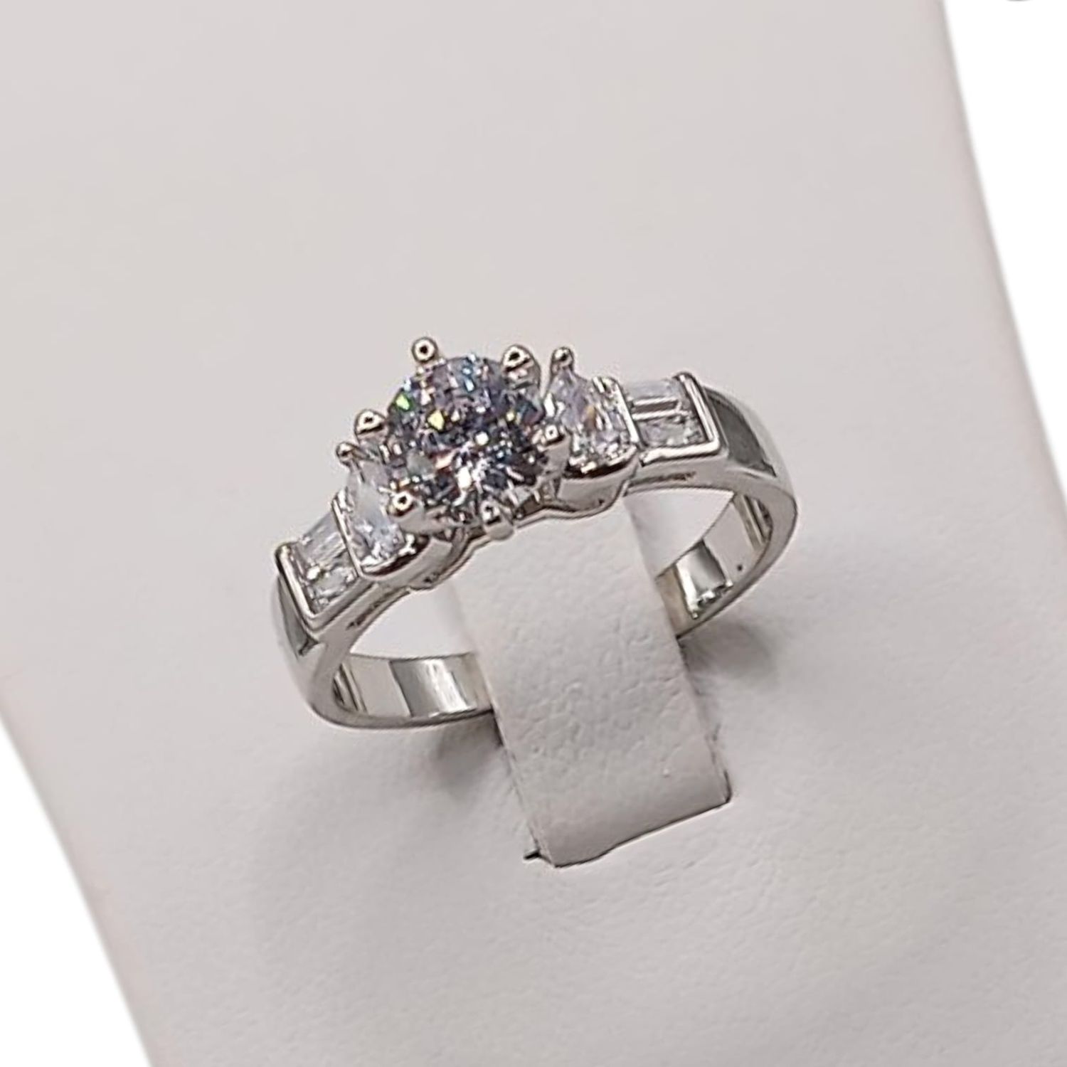 ANILLO SOLITARIO CON CZ BAGUET, VARIAS MEDIDAS PLATA .925