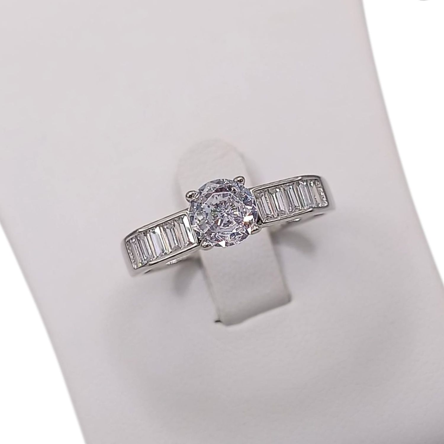 ANILLO FANCY SOLITARIO CON BAGUETT VARIAS MEDIDAS PLATA .925