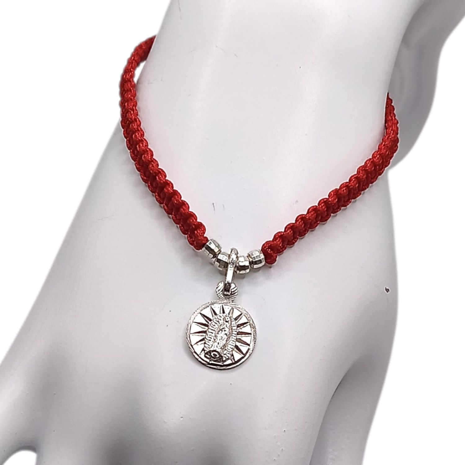 PULSERA VIRGEN DE GPE, TEJIDA EN HILO ROJO, AJUSTABLE, PLATA .925