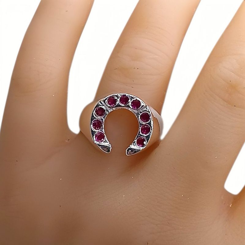 ANILLO CABALLERO HERRADURA CON CZ ROJA  PLATA .925