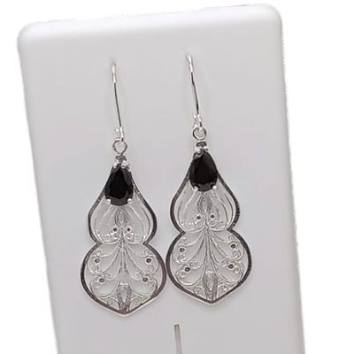 ARETE LARGO CON CZ NEGRA 5 CM PLATA .925 ARETE LARGO CON CZ NEGRA 5 CM PLATA .925