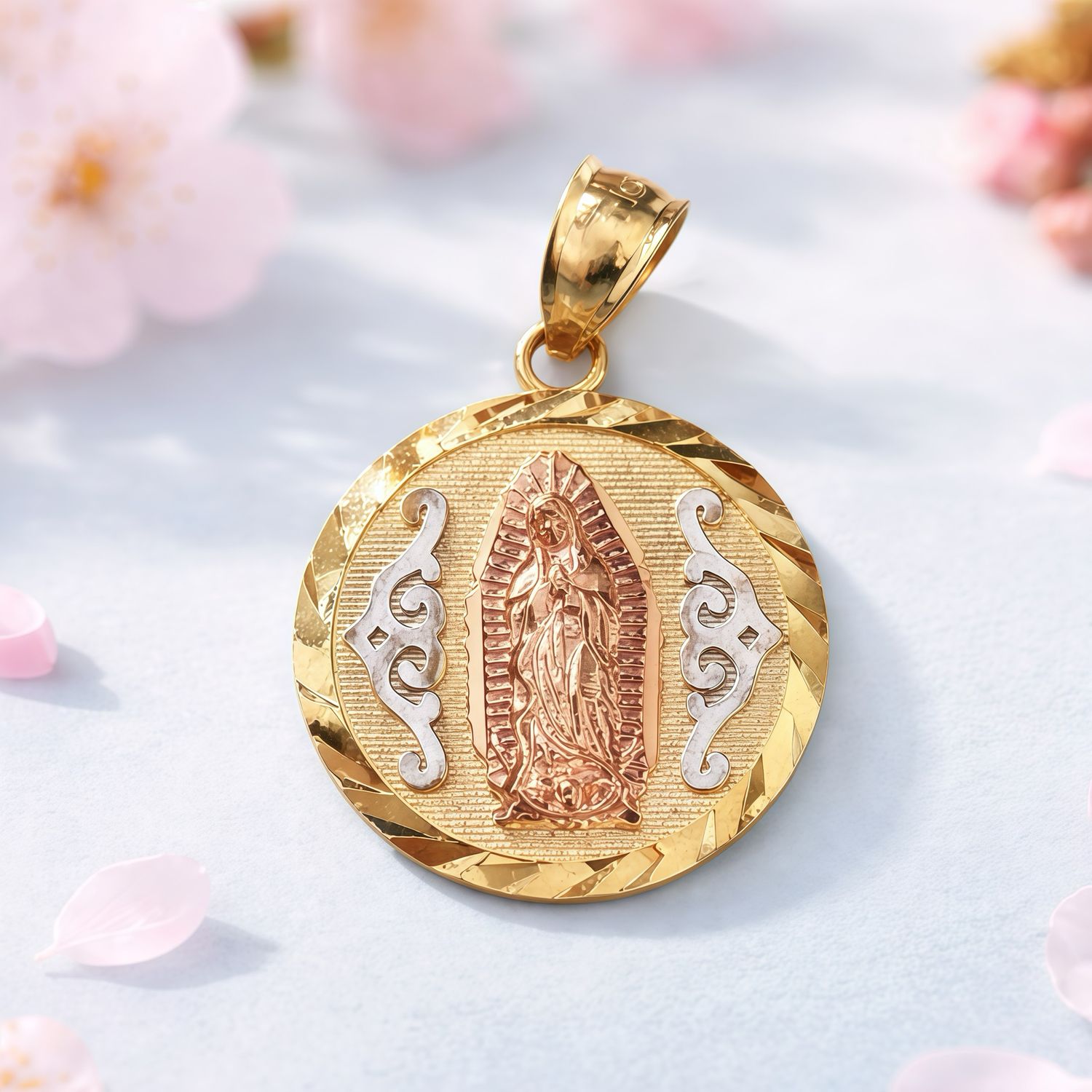 MEDALLA REDONDA VIRGEN DE GPE  BISEL DIAMANTADO 3 COLORES2 CM, ORO 10K