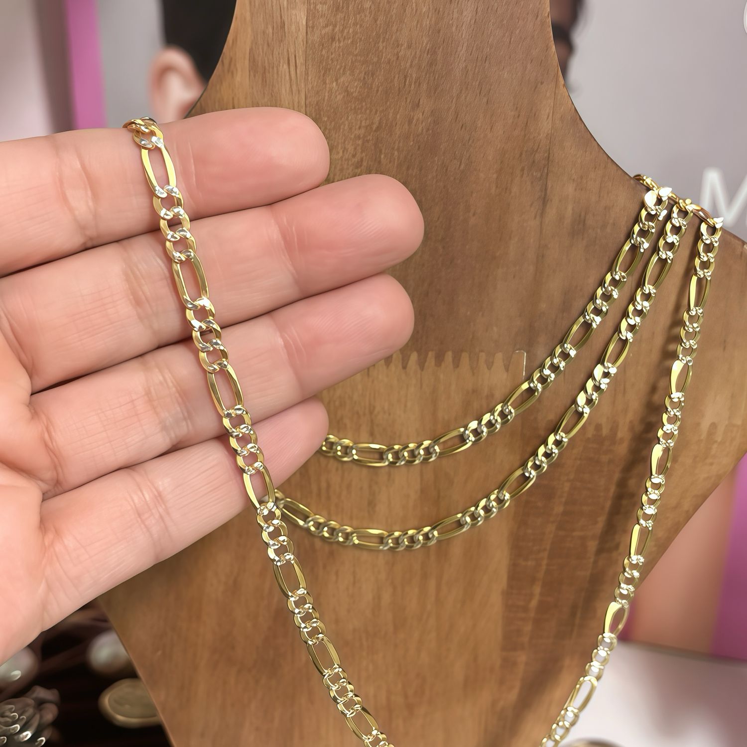 Cadena con Chapa de Oro Diamantada Fígaro largo 22", ancho 5mm.