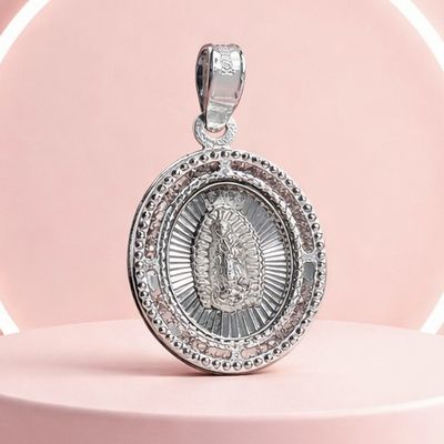 Dije Medalla Diamantada Virgen de Guadalupe Ovalada, Plata Mexicana, Mide 2cm, ideal para cadenas de 3mm o menos
