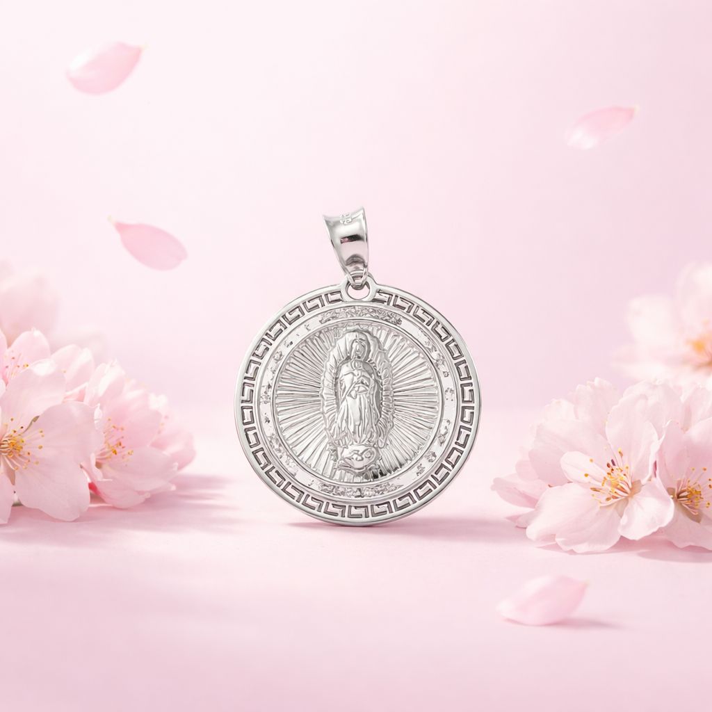 Dije Medalla Diamantada Virgen de Guadalupe Ovalada, Plata Mexicana, Mide 3cm ideal para cadenas de 3mm o menos