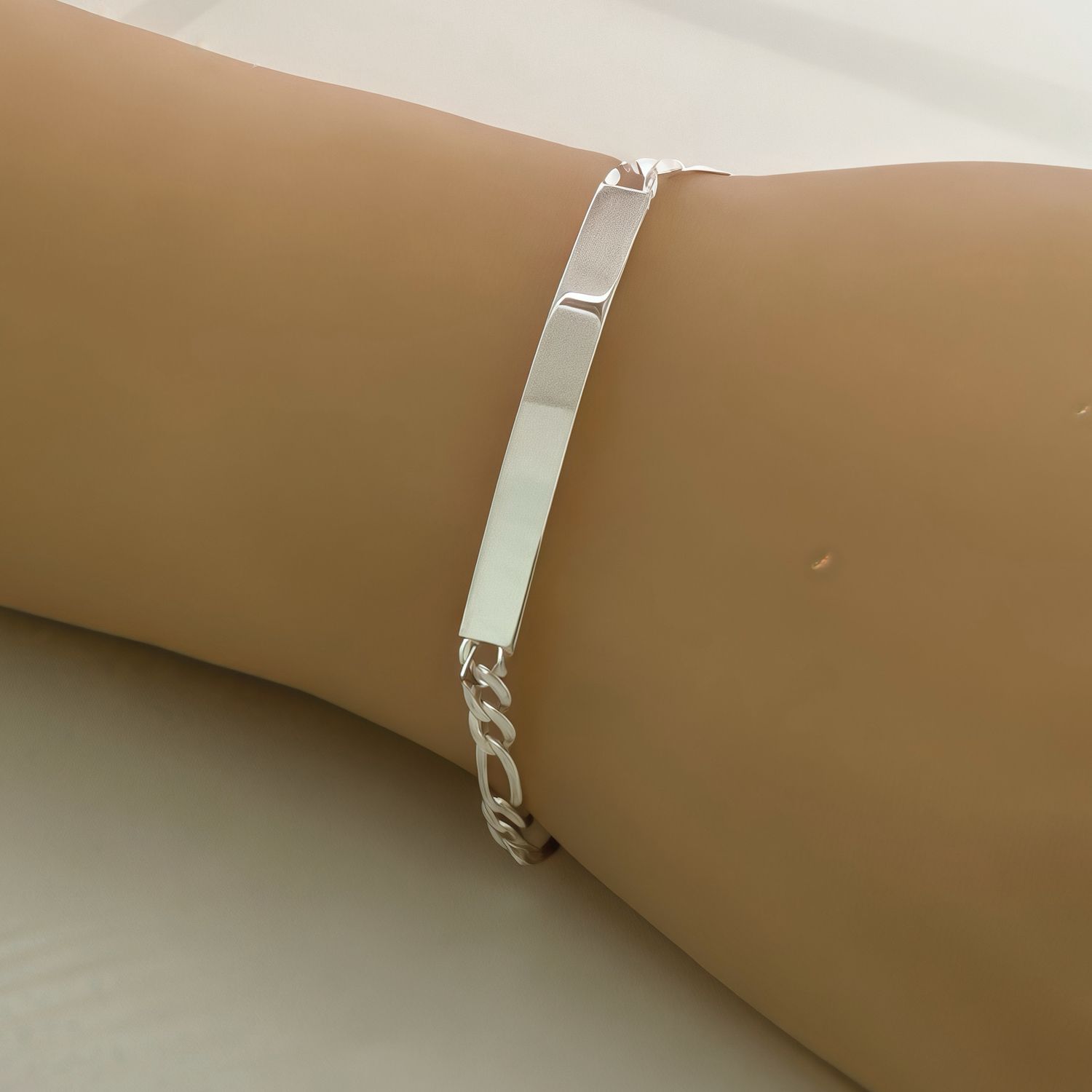 Pulsera con Placa estilo Figaro 5.5mm de ancho, 7" de largo